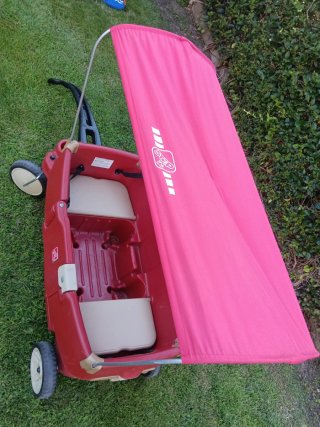 Carro de paseo infantil rojo con toldo