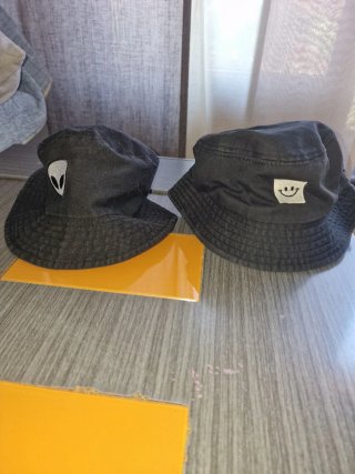Gorros de verano negros con parches