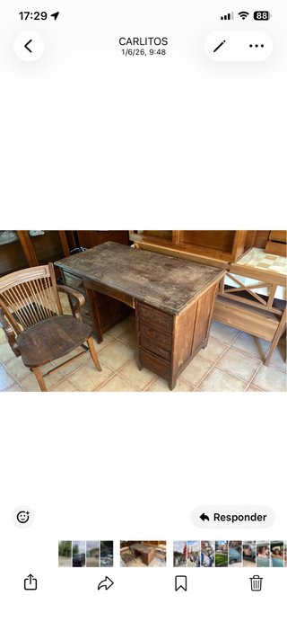 Escritorio de madera y silla
