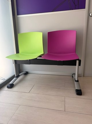Sillas de espera metálicas y de plástico