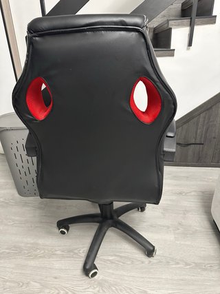 Silla de escritorio negra y roja. Perfecto estado