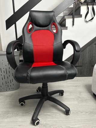 Silla de escritorio negra y roja. Perfecto estado