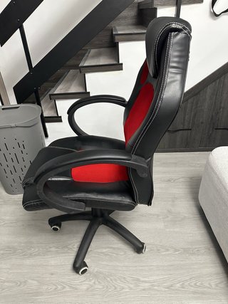 Silla de escritorio negra y roja. Perfecto estado