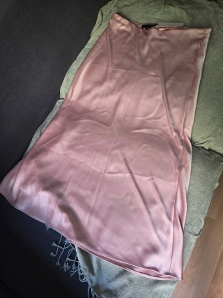Falda Zara satén rosa chicle con etiqueta
