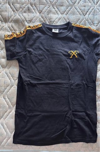Camiseta negra con logo dorado