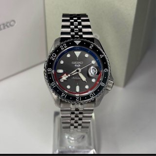 Reloj Seiko GMT Automático Gris y Plateado