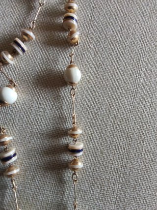 Collana perle bianche e oro con dettagli blu