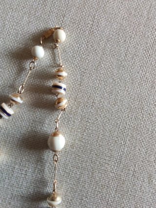 Collana perle bianche e oro con dettagli blu