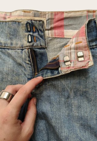 Pantalón corto vaquero de cintura baja. Talla: 36
