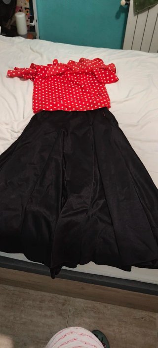 Falda flamenca negra y top rojo lunares.