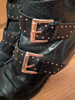 Botines negros hebilla