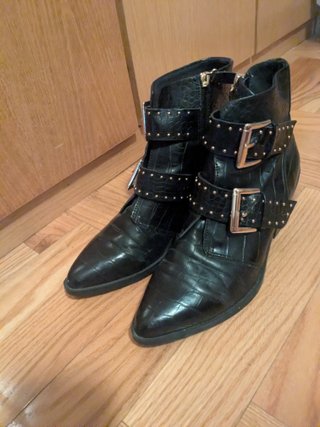 Botines negros hebilla