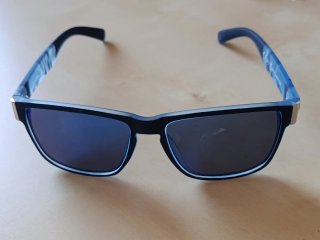 Gafas de sol azules y plateadas
