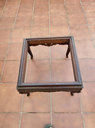 Mesita de centro de madera tallada