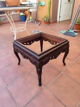 Mesita de centro de madera tallada