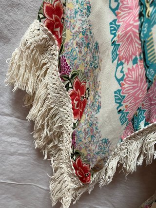Kimono fluido estampado floral con flecos