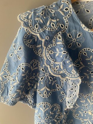 Sezane blusa azul con bordado blanco 38