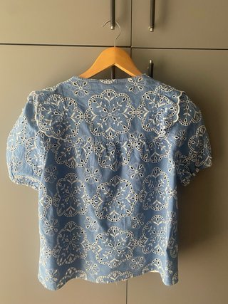 Sezane blusa azul con bordado blanco 38