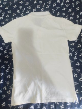 Camiseta blanca cuello polo