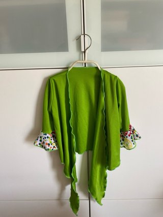 Chaqueta verde corta con volantes