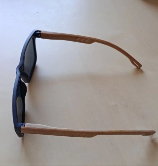 Gafas de sol negras y madera