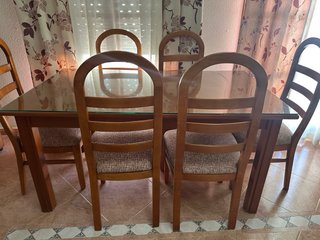 URGE, PRECIO NEGOCIABLE.Mesa con 6 sillas