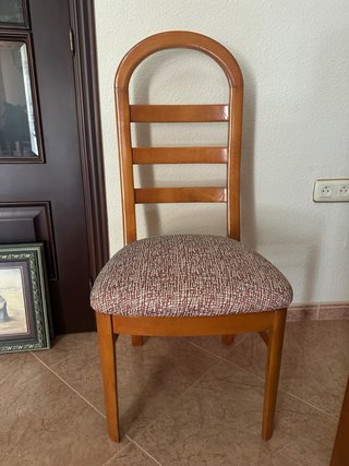 URGE, PRECIO NEGOCIABLE.Mesa con 6 sillas