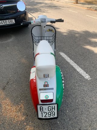 Vespa Antigua Scooter Tricolor