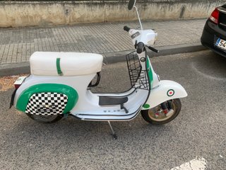 Vespa Antigua Scooter Tricolor