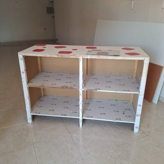Mostrador blanco y rosa con detalles