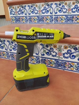 Fresadora y Pistola de Pegamento Caliente Ryobi