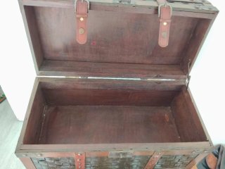 Baúl de madera y cuero