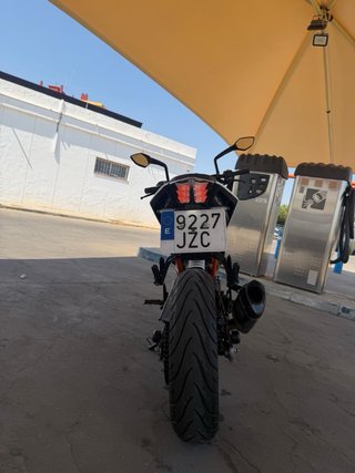 KTM Duke 125 Naked Blanca y Naranja