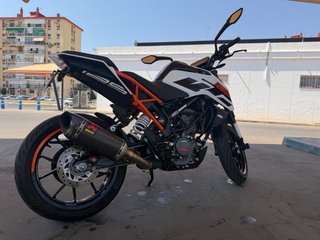 KTM Duke 125 Naked Blanca y Naranja
