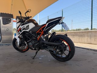 KTM Duke 125 Naked Blanca y Naranja