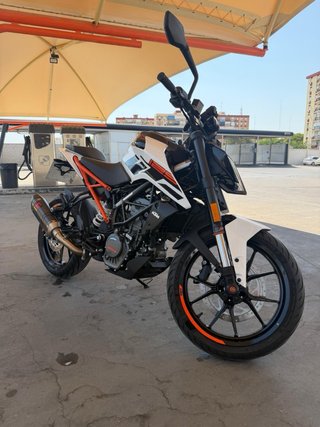 KTM Duke 125 Naked Blanca y Naranja