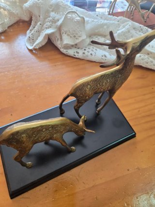 Figuras de ciervos en bronce parejas