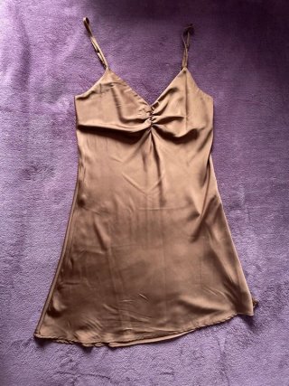 Vestido marrón satinado Stradivarius