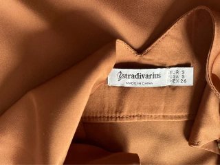 Vestido marrón satinado Stradivarius