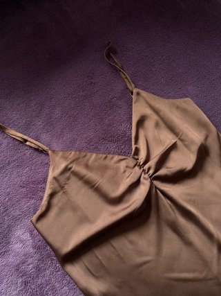 Vestido marrón satinado Stradivarius