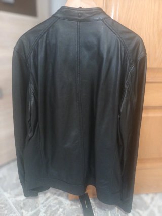 Chaqueta de piel negra tipo cazadora