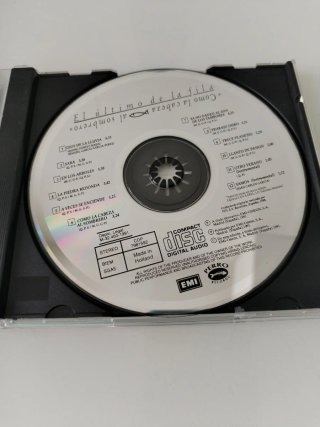 ULTIMO DE LA FILA, Como la cabeza al sombrero, CD