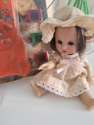 Lote de 2 muñecas y juego electrónico