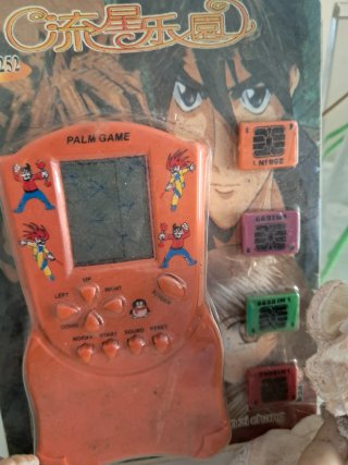 Lote de 2 muñecas y juego electrónico
