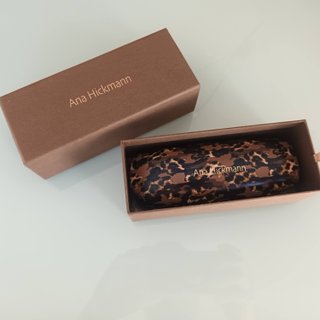 ANA HICKMAN Caja y Funda de gafas