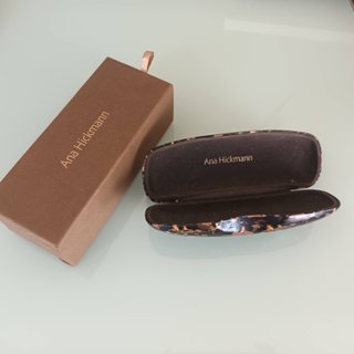 ANA HICKMAN Caja y Funda de gafas