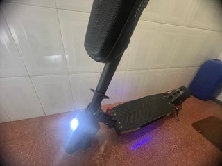 Patinete eléctrico con luces LED