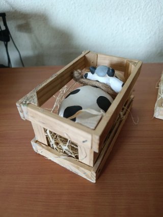 Tres Figuras de porcelana de vacas en cestas