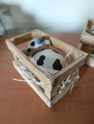 Tres Figuras de porcelana de vacas en cestas