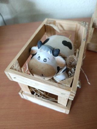 Tres Figuras de porcelana de vacas en cestas